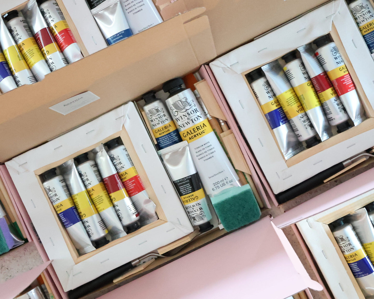 Rohkeasti akryyleilla -verkkokurssi + taiteilijan materiaalipaketti